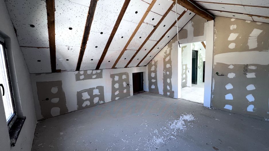 Vanzare casa P+M in Sendreni( in spatele Primariei), pret 99 000 euro - Poză 14