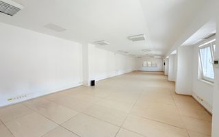 Imobil de închiriat cu locuri de parcare, curte si anexe - Poză 1