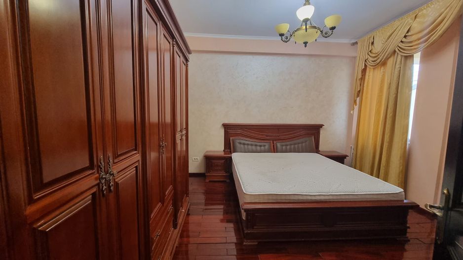 Vila generoasa de inchiriat intr o zona principala a orasului - Poză 13