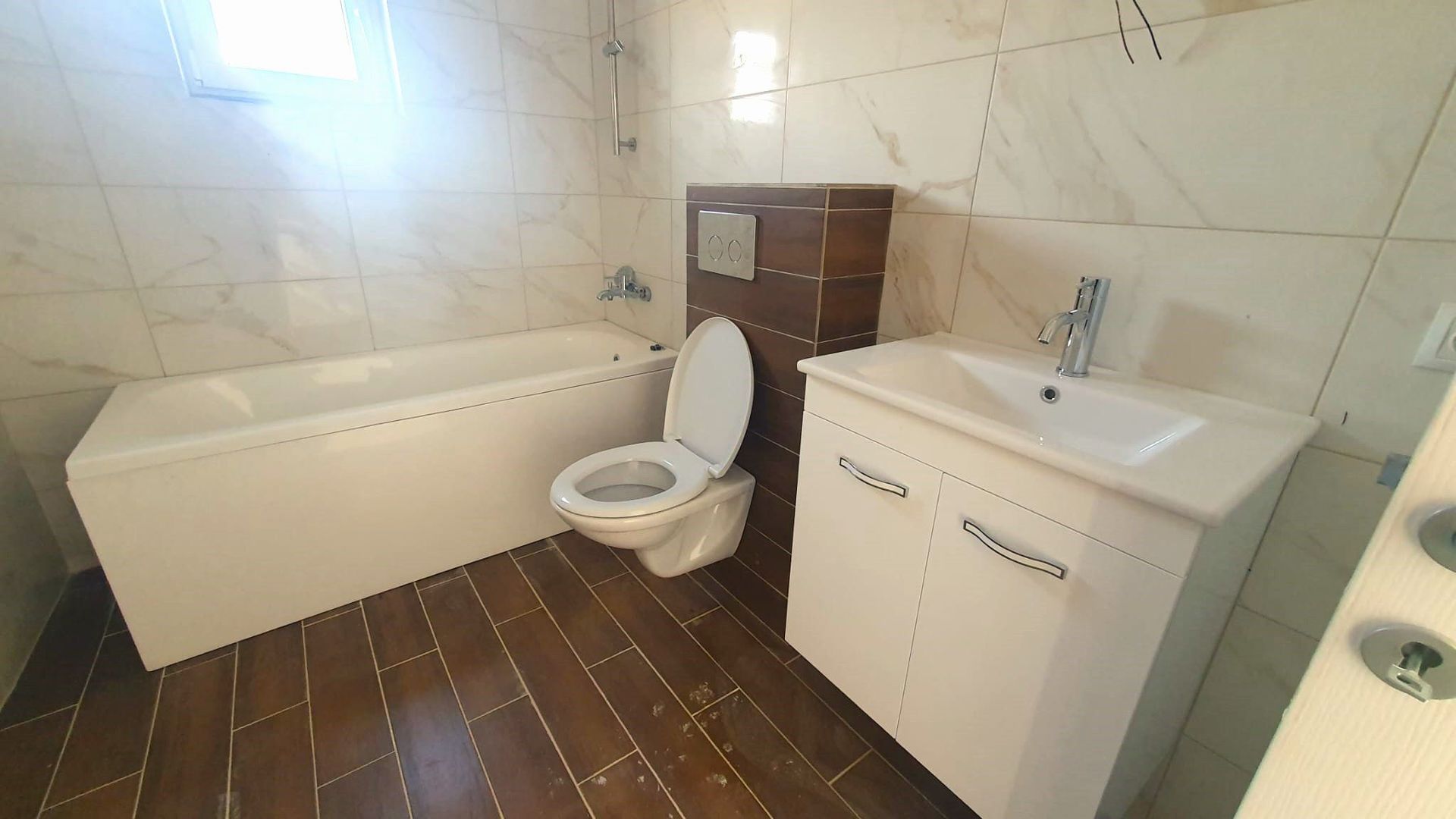 Case noi și ieftine, pe lacul Crevedia. - Poză 8