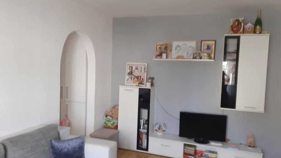 Vand apartament cu 2 camere etajul 3 - Poză 1