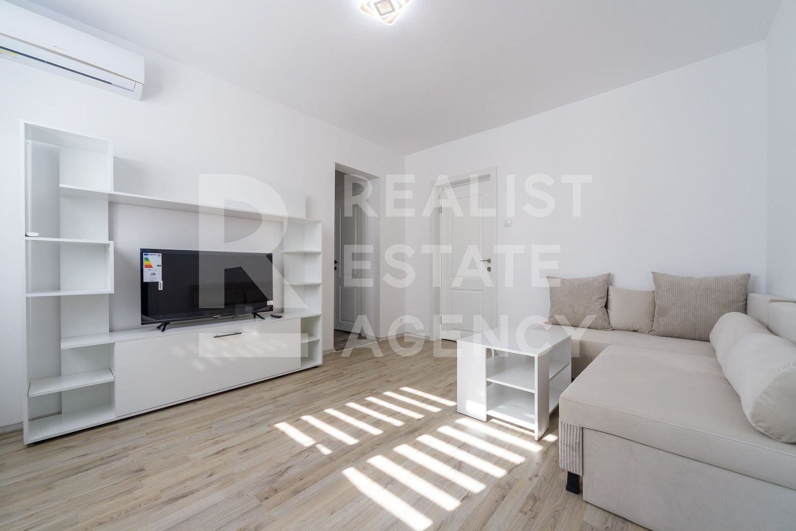 Vânzare, apartament cu 2 camere în zona Drumul Taberei - Poză 1