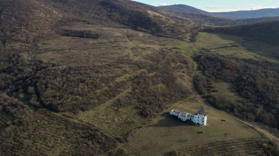 Castel cu vedere panoramică pe dealul Șiriei - Poză 12