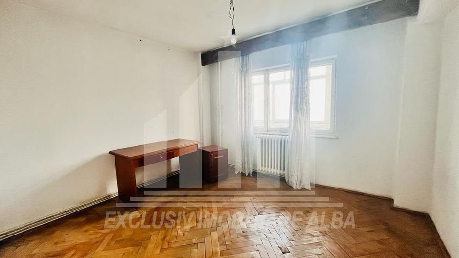 Apartament cu 3 camere decomandate, Cetate - Poză 2