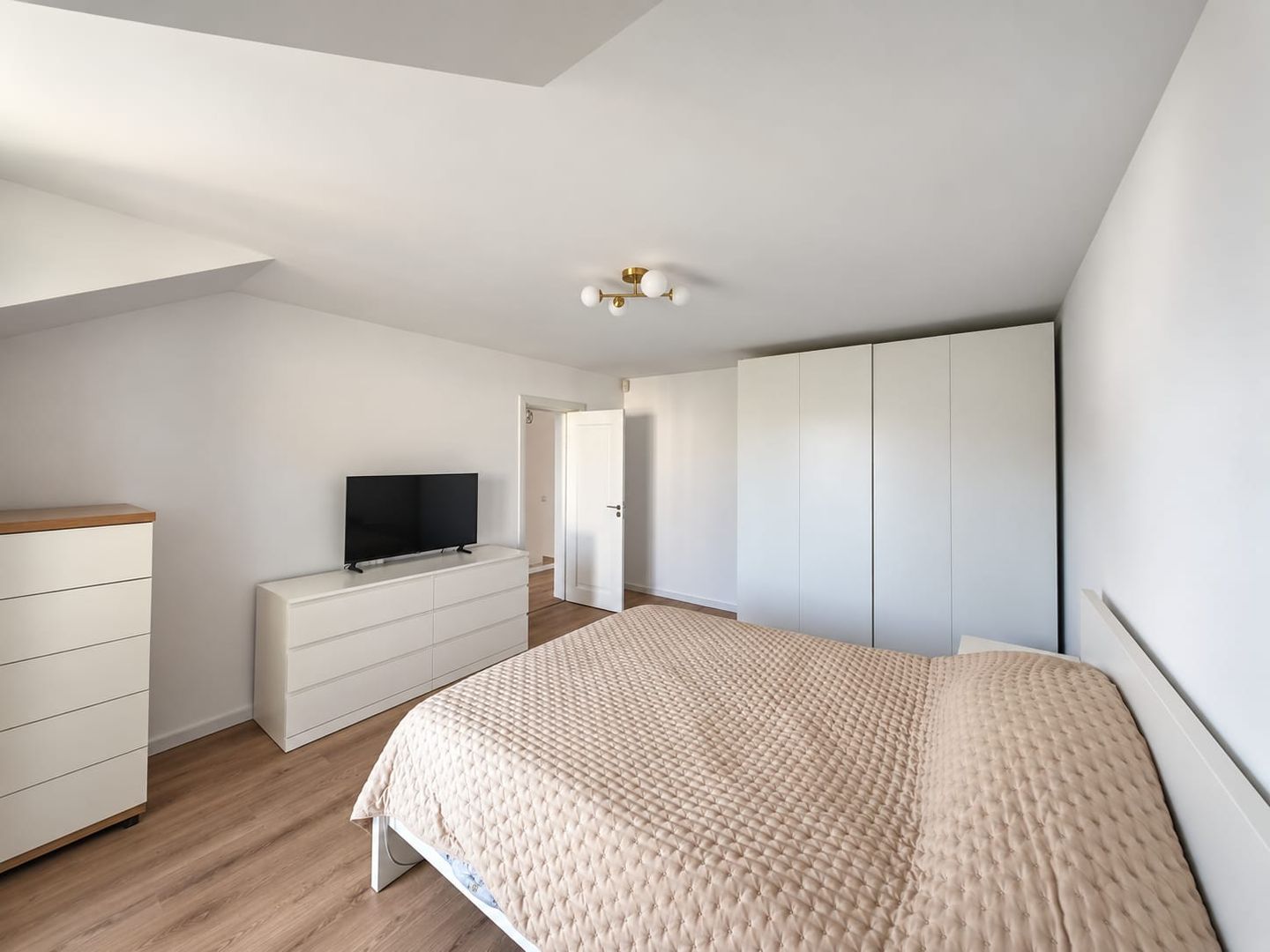 Vila cu 4 camere de închiriat | Henri Coandă | curte - Poză 7