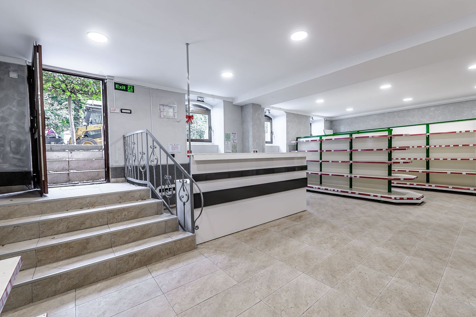 Spațiu comercial ultracentral, renovat, pe b-ul Revoluției, Arad. - Poză 9