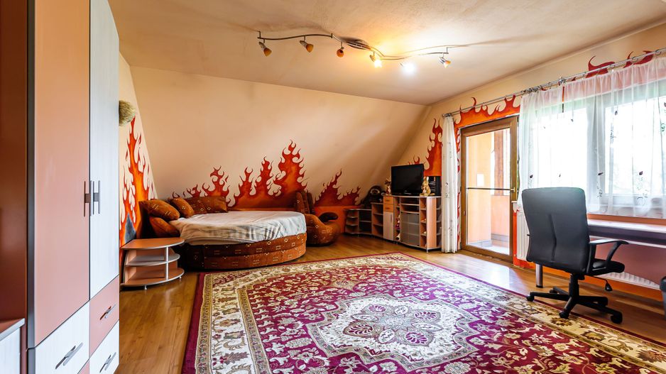 Casă superbă cu 6 camere, gradină și terasă, în centrul Aradului. - Poză 9