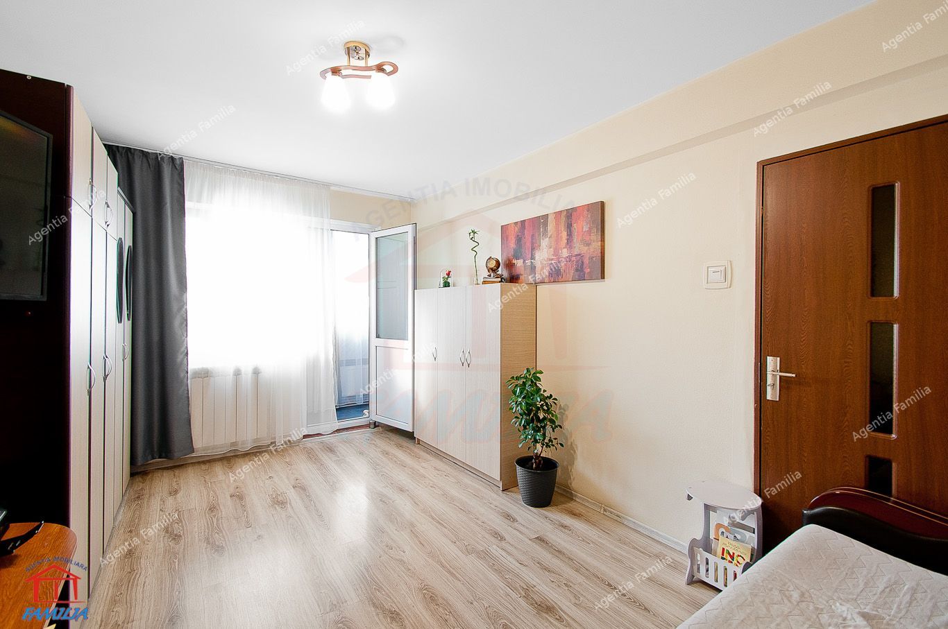 Apartament 2 camere decomandate, Micro 19 etaj 7/10, vedere panoramică - Poză 2