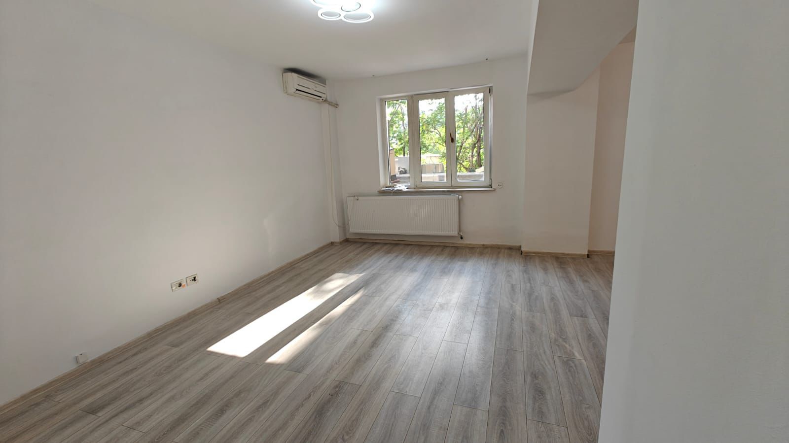 Închiriez apartament 2 camere, nemobilat, ultracentral - Poză 5