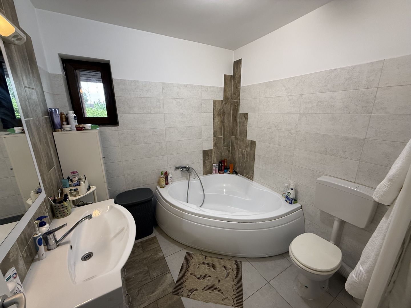 Casă înșiruită complet mobilată + curte+ 2 parcari în complex inchis! - Poză 10