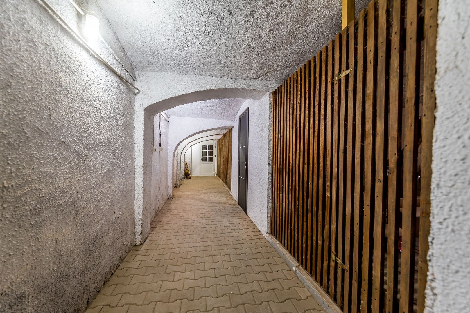Apartament cu 4 camere si terasa si curte proprie, langa primarie - Poză 13