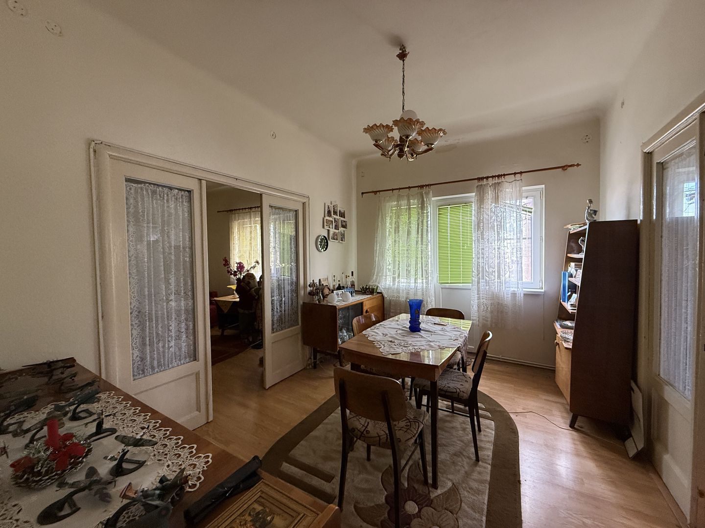 De vanzare apartament de 94MP cu curte de 90 MP - Poză 1