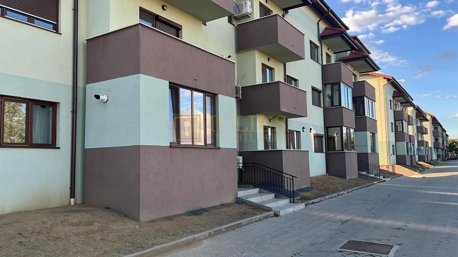 Parter inalt, loc de parcare subteran, mobilat modern, zona Soarelui - Poză 2