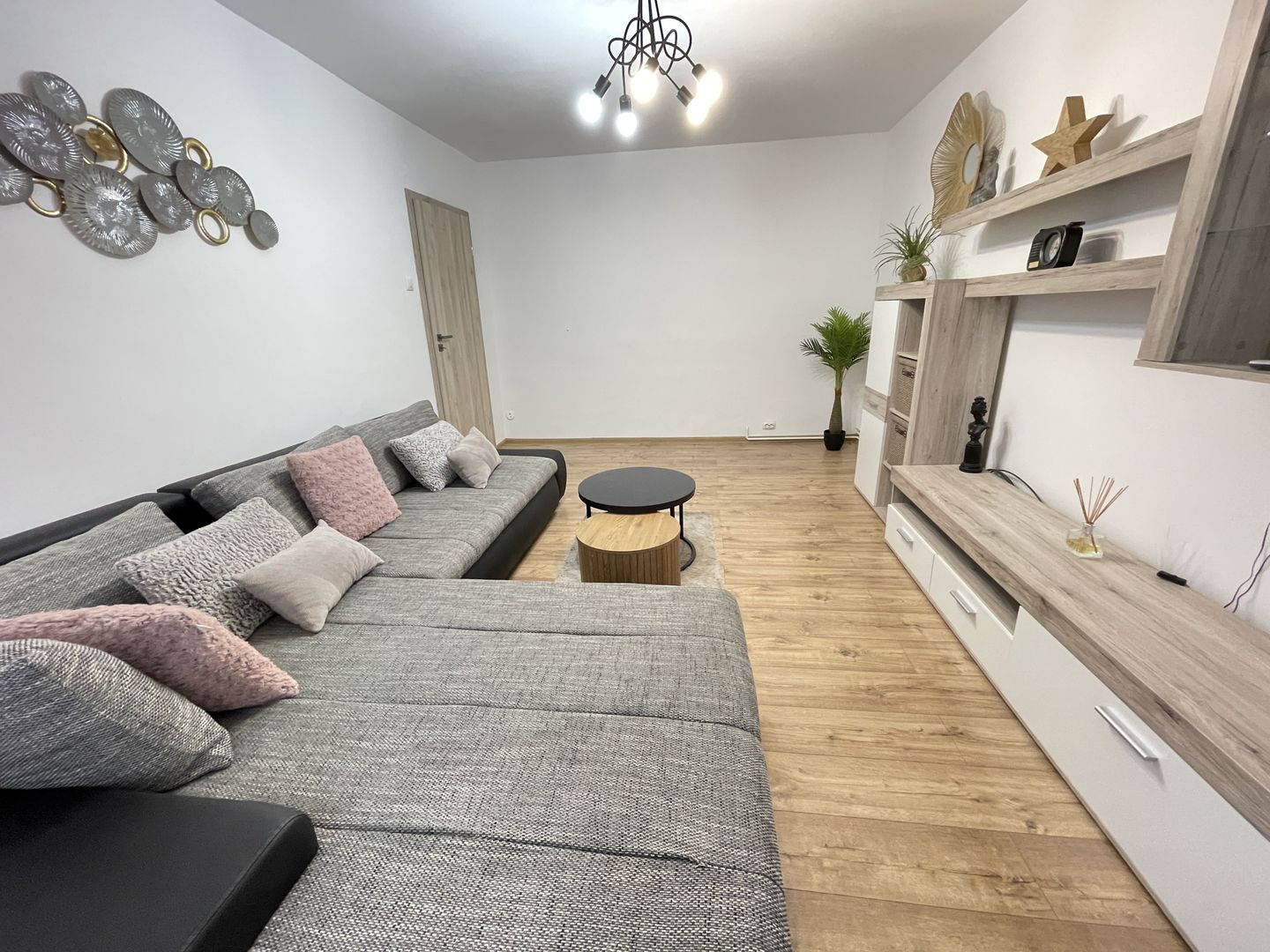 Amenajat complet, mobilat și utilat, totul nou - Poză 2