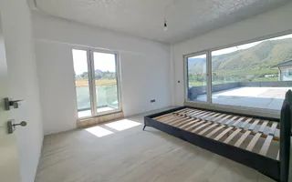 Casa cu piscina interioara si priveliste catre Cetatea Cisnadioarei - Poză 17