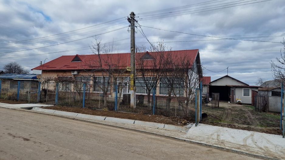 Se oferă spre vânzare / închiriere clădire cu spațiu comercial - Poză 11