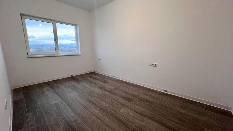 Apartament 3 camere, 2 bai si curte  in Selimbar - Poză 1