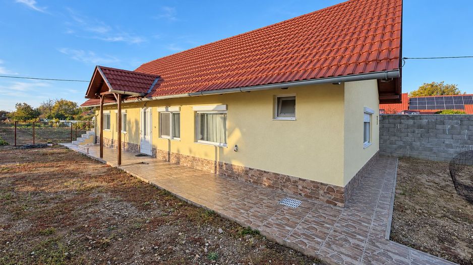 Casă pe parter, cu teren de 1.280 mp și foișor închis – Covăsânț, Arad - Poză 1