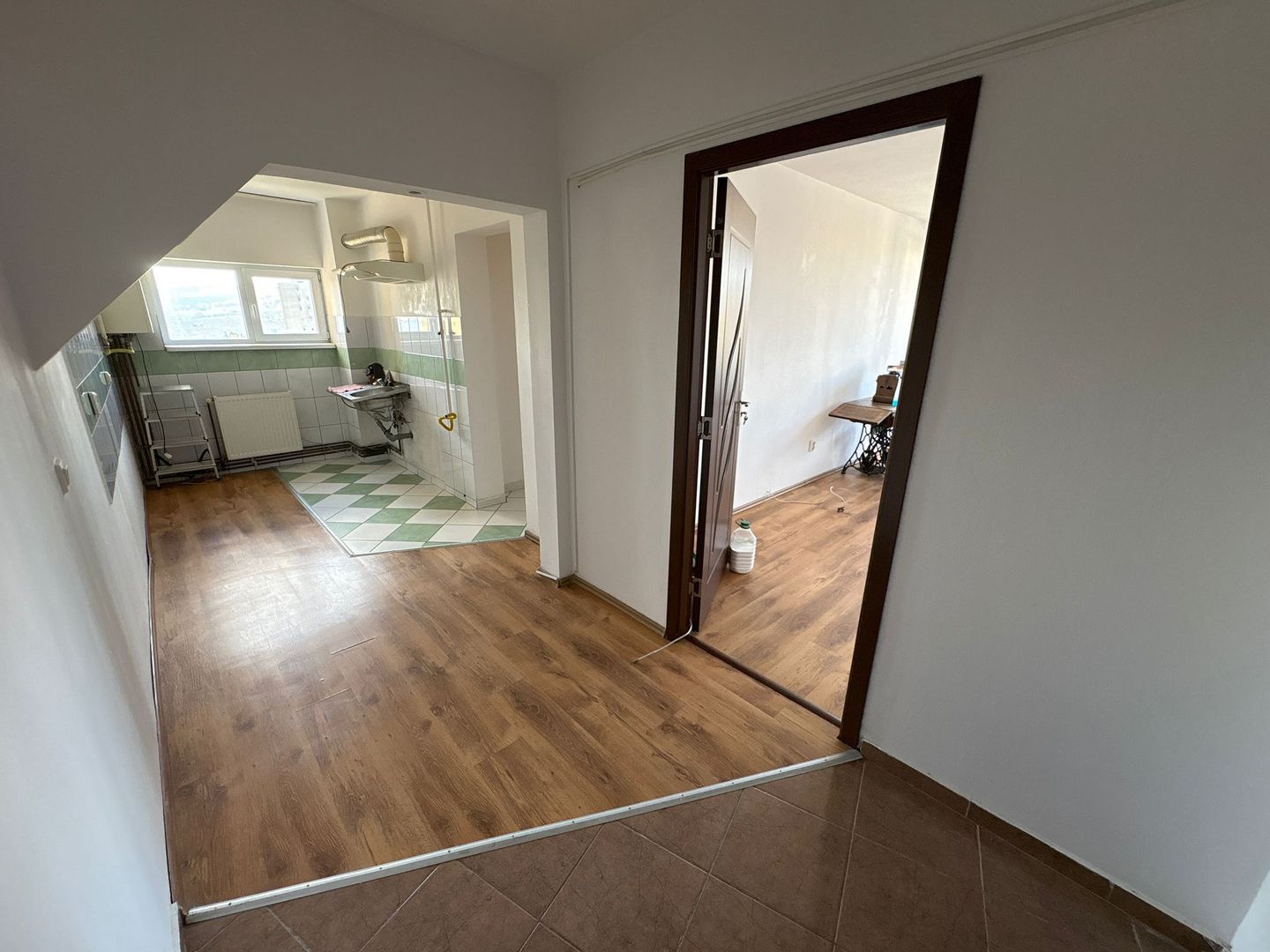 Apartament 2 camere 49 M² + balcon 10 M² cu priveliste Simeria - Poză 4