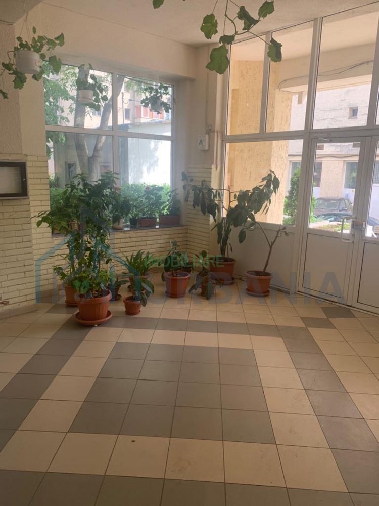 Inchiriez apartament 3 camere - Poză 1