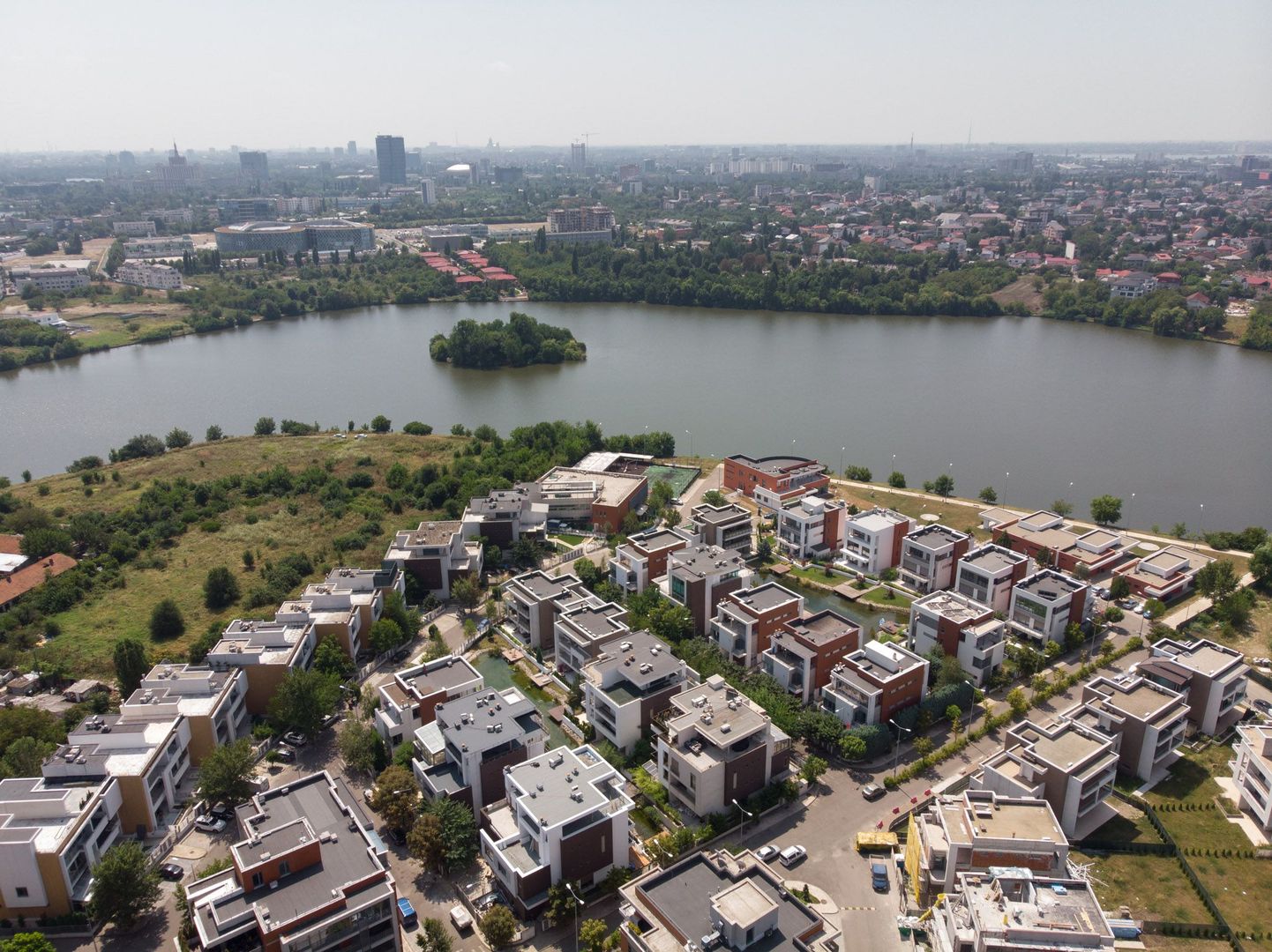 COMISION 0% - Vila eleganta P+2E 380 mp utili, teren 470mp, lac propriu + ponton - Poză 35