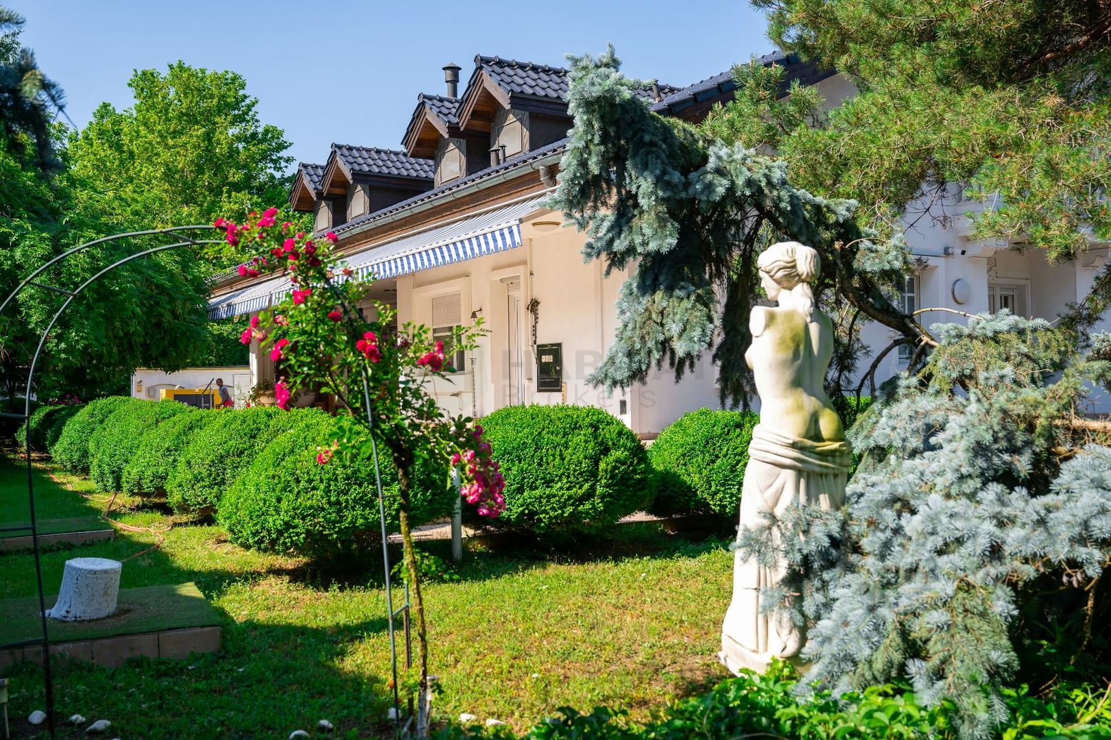 REȘEDINȚĂ DE EXCEPȚIE ÎN OTOPENI | 2.800 MP TEREN | ELEGANȚĂ, ARTĂ ȘI INTIMITATE - Poză 3