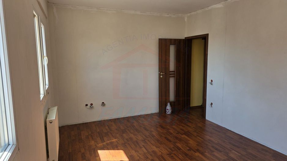 Vanzare apartament cu 3 camere, zona(General), sup. 98 mp, pret 125000 - Poză 2