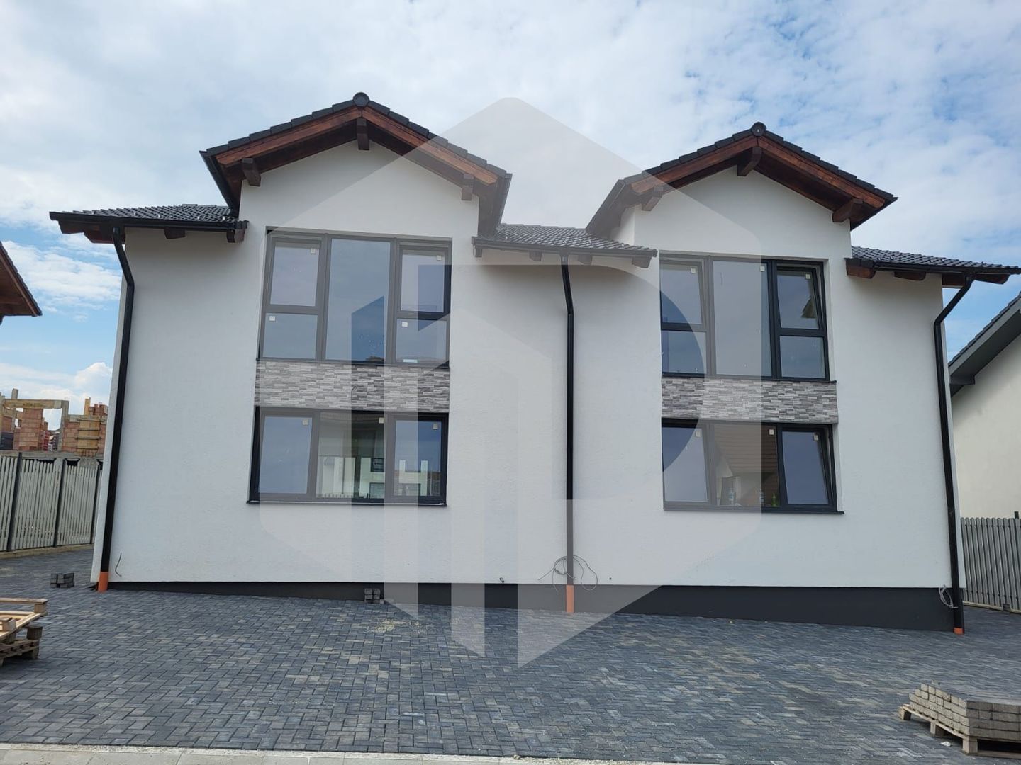 Duplex 4 Camere 2 Bai 2 locuri de parcare - Teren generos - Poză 3