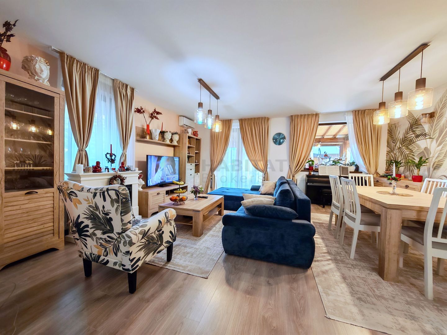 Prima inchiriere, vila cocheta, cu accente exotice - Poză 12