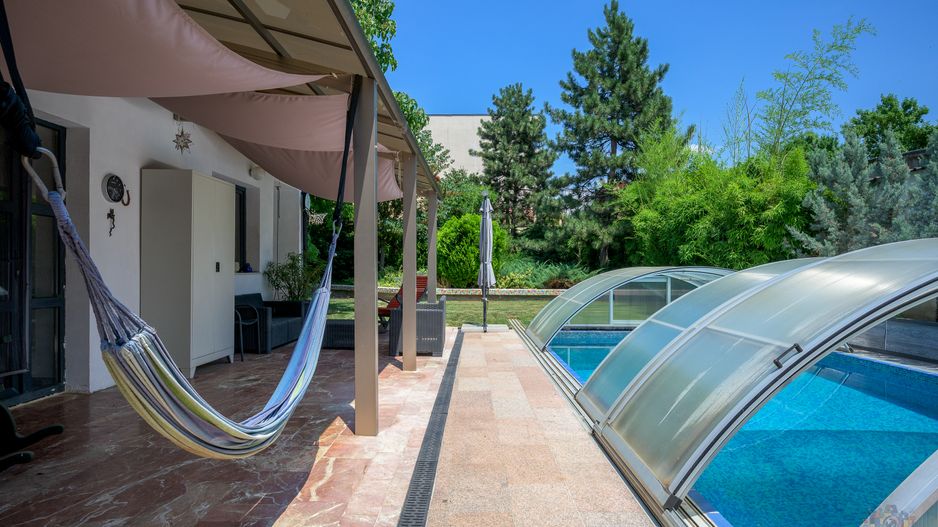 Vilă de arhitectură cu piscină, garaje și teren de 800 mp - Poză 16