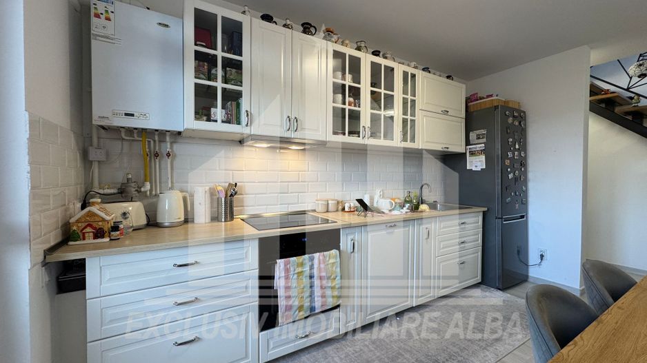 Apartament cu 4 camere si scara interioara de vanzare, Lipoveni - Poză 1