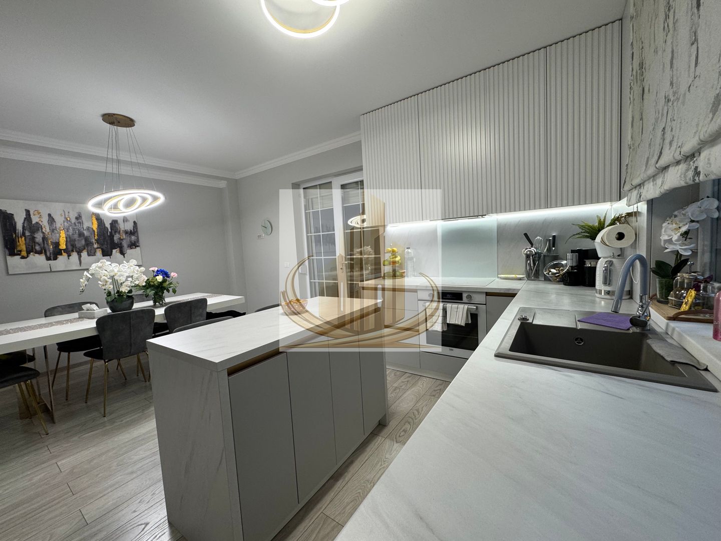 Casa in stil mediteranean, ultrafinisată 5 camere, 3 bai + curte. - Poză 5