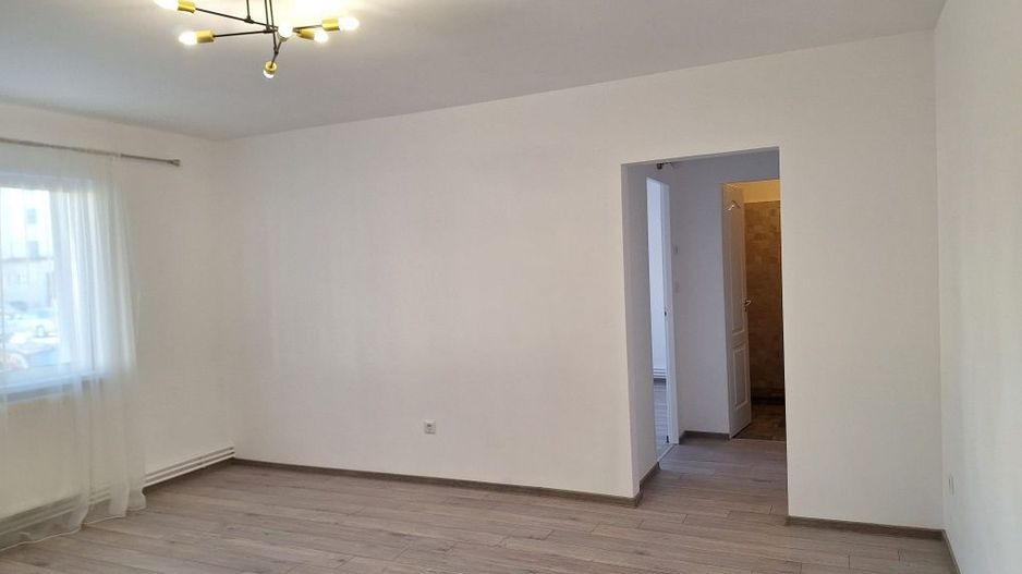 Vând apartament în micro 16 - Poză 2