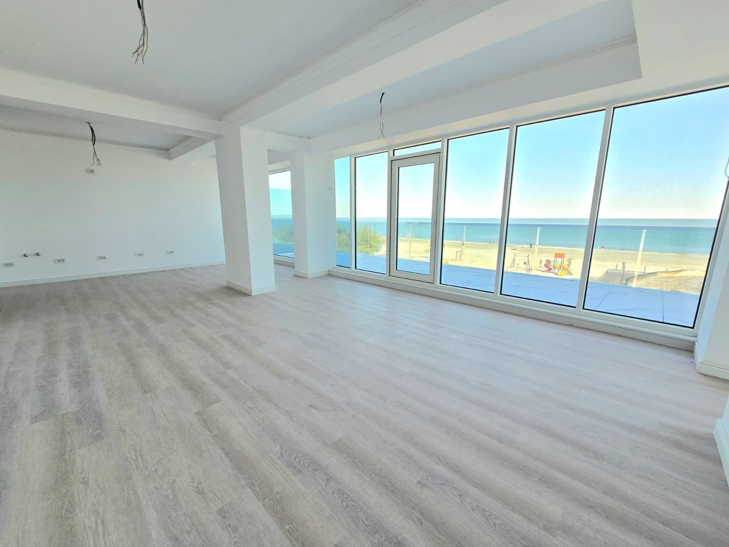 Nou pe piață! Apartament 3 camere–White Titanic Mamaia | Vedere directă la mare - Poză 2
