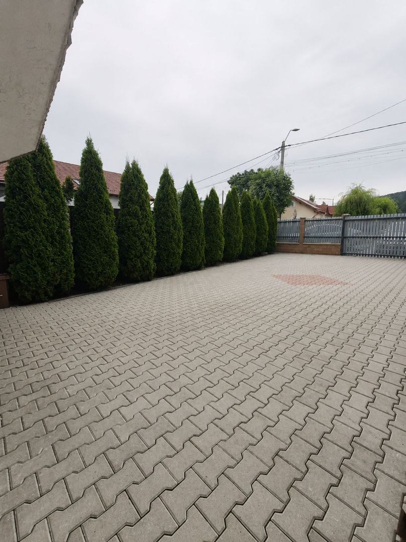 Proprietate cu două locuințe, garaj încălzit, foișor, 600 mp in Ernei - Poză 14