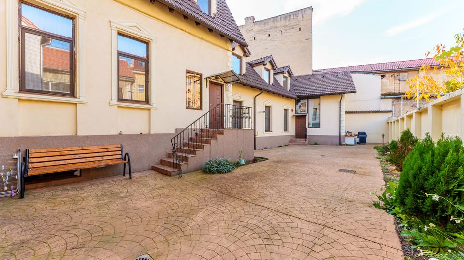 Apartament spațios, cu potențial multiplu, central - Poză 1