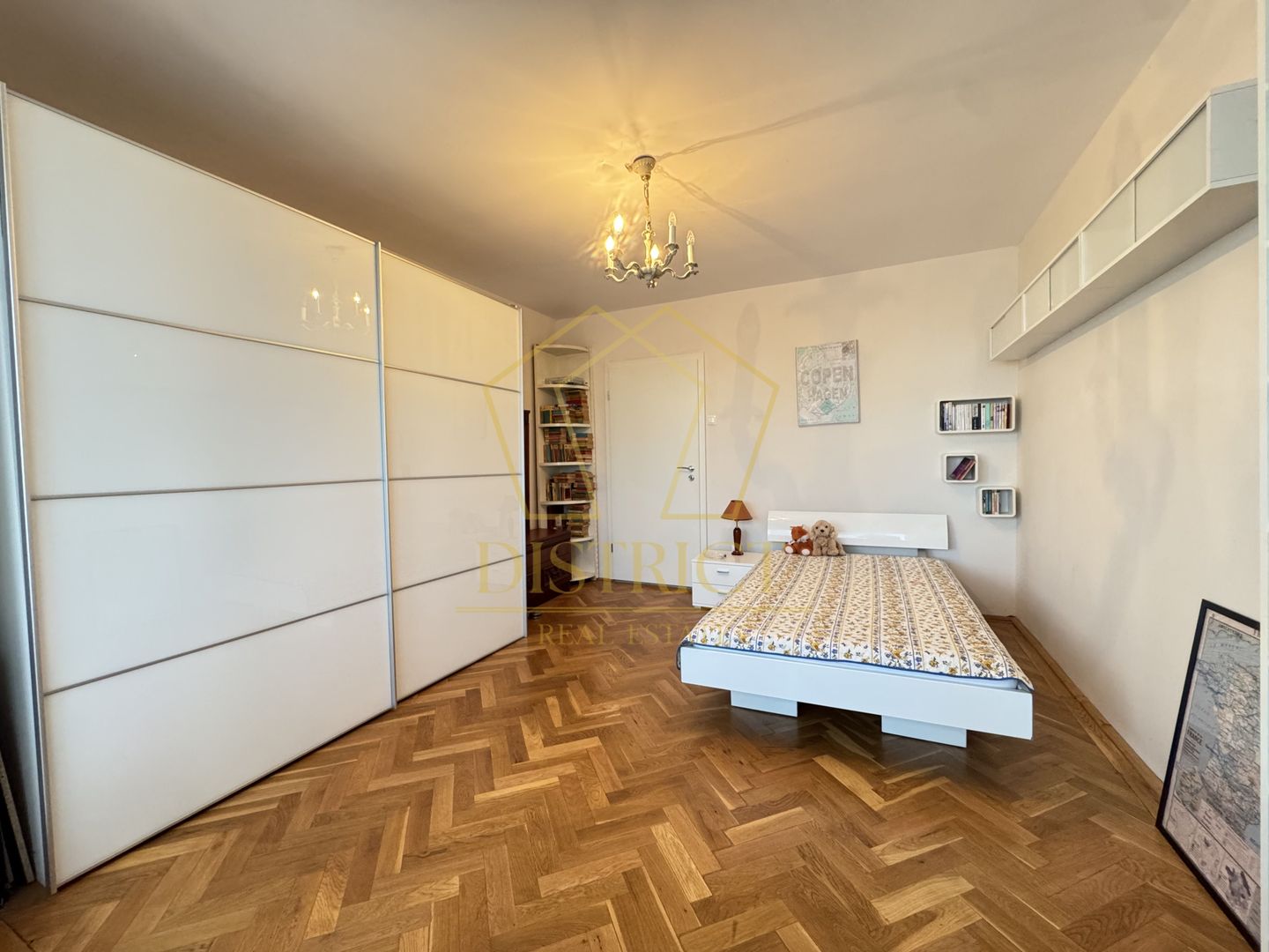 Apartament spatios cu 4 camere si garaj | Spitalul Judetean - Poză 6