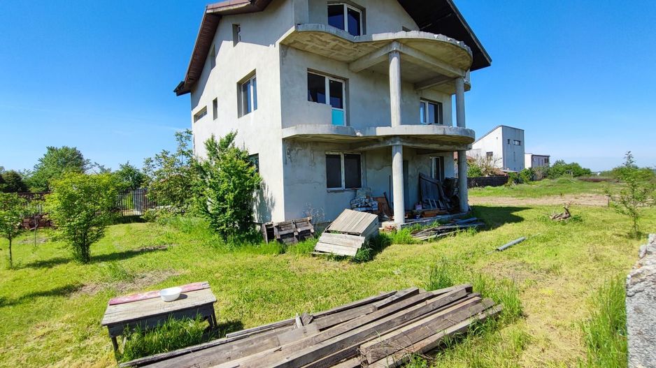 Casă spațioasă cu terase panoramice și curte mare - Poză 3