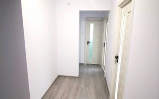 De vanzare apartament cu 2 camere, central. et. 3, 79.900 euro - Poză 2