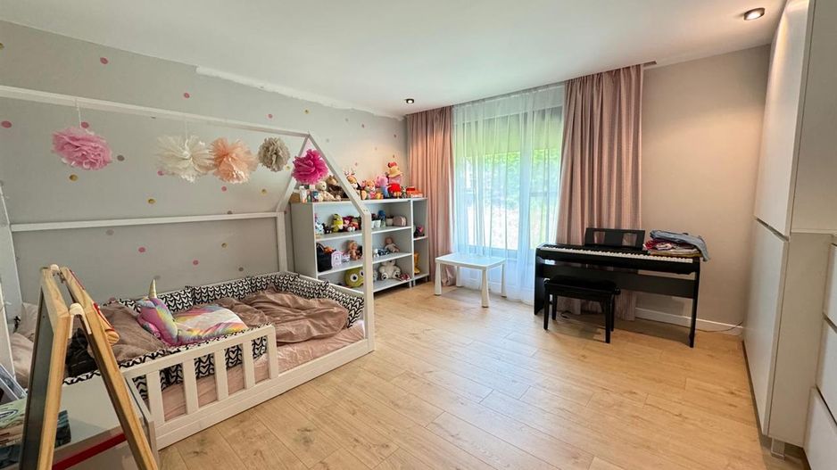 Vila cu arhitectura modera, intr- o oaza de liniste - Poză 9