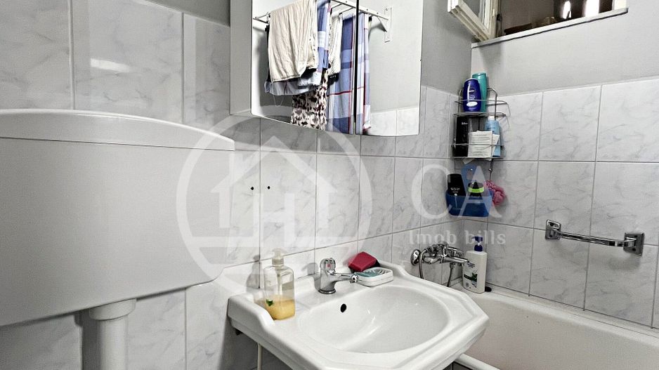 Apartament cu 3 camere de vanzare in zona Rogerius, Oradea - Poză 11