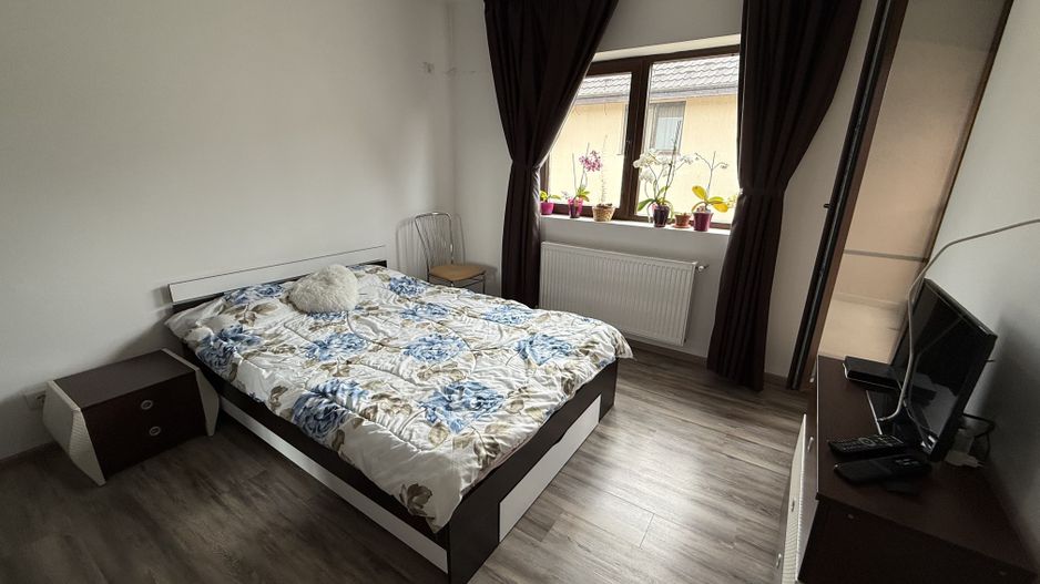 Casă înșiruită complet mobilată + curte+ 2 parcari în complex inchis! - Poză 15