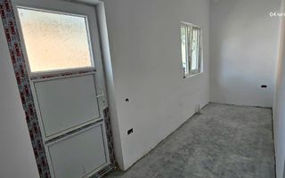 Vând apartament cu o camera, la  casa + baie proprie - zona centrala - Poză 3