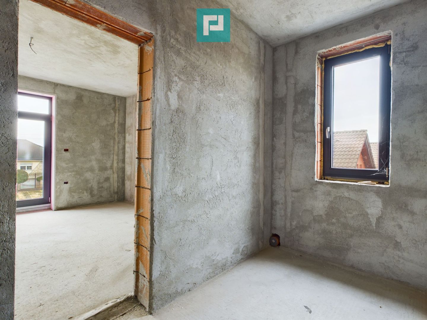 Vilă modernă pe 3 niveluri la gri în Poltura - Poză 26