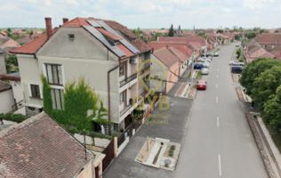 Casă cu garaj și panouri fotovoltaice în centrul orașului Salonta