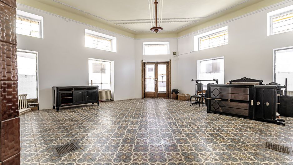 Spațiu comercial cu 5 căi de acces, clădire complet restaurată. - Poză 1