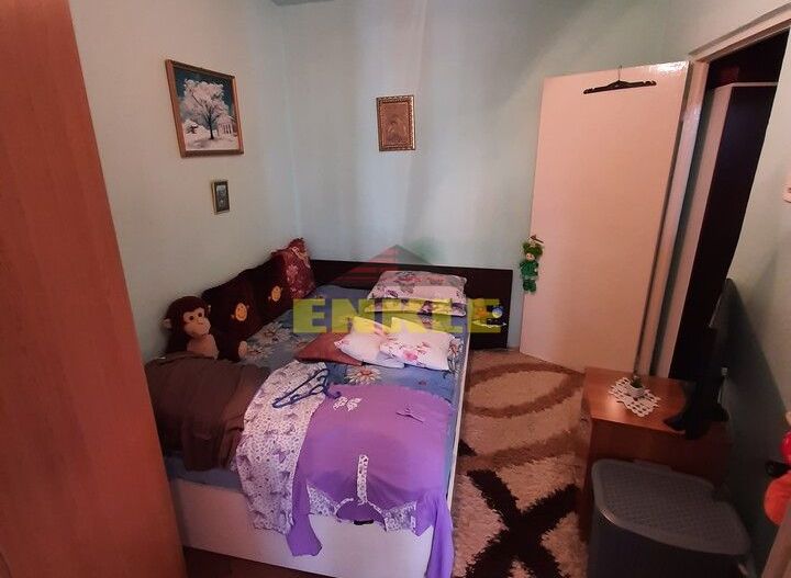 Apartament 3 camere transformat in 2 camere, zona scolii 7, etaj 2 - Poză 4