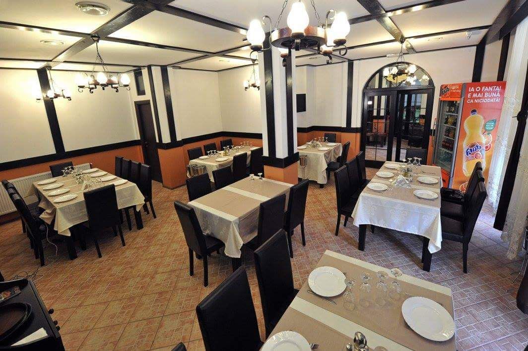 Pensiune de Vânzare în Brădetu – Acces la Apă Sulfuroasă, Vedere rau si munte - Poză 12