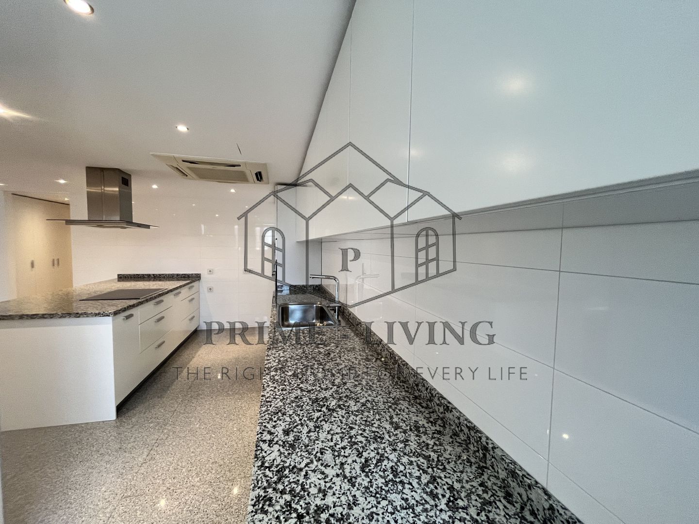 SPECIAL 4-ROOM APARTMENT FOR RENT NEAR KISELEFF PARK - Poză 1