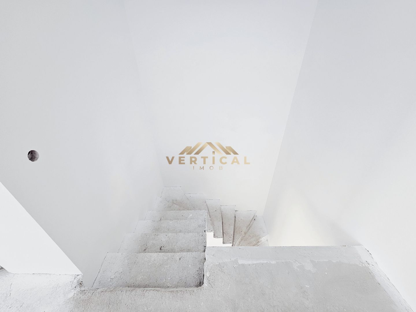 Vila 4 camere | 2 bai | teren 200 mp | Centru comuna - Poză 7
